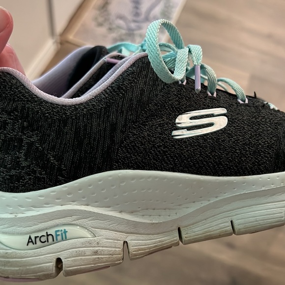 Like New Skechers Arch Fit Air Cooled memory foam Women’s Size 9.5 sneakers - Picture 5 of 5